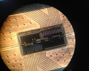 Sistema fotón-electrón de computación cuántica usando silicio