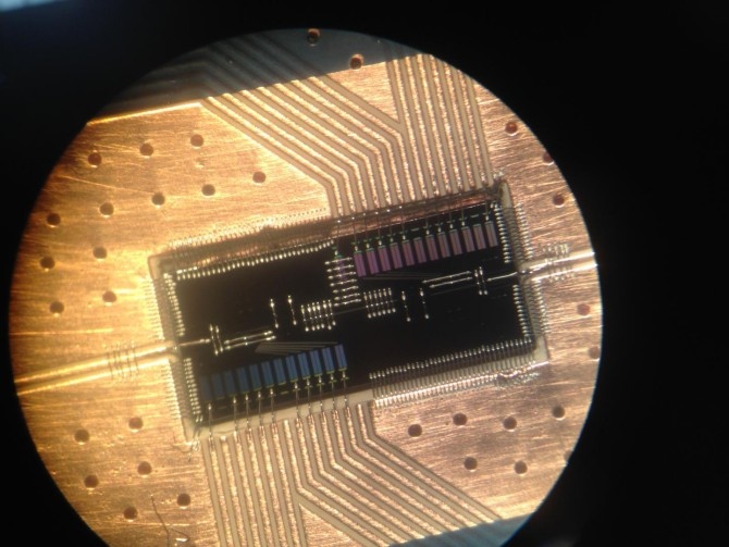 HF Soluciones Sistema fotón-electrón de computación cuántica usando silicio